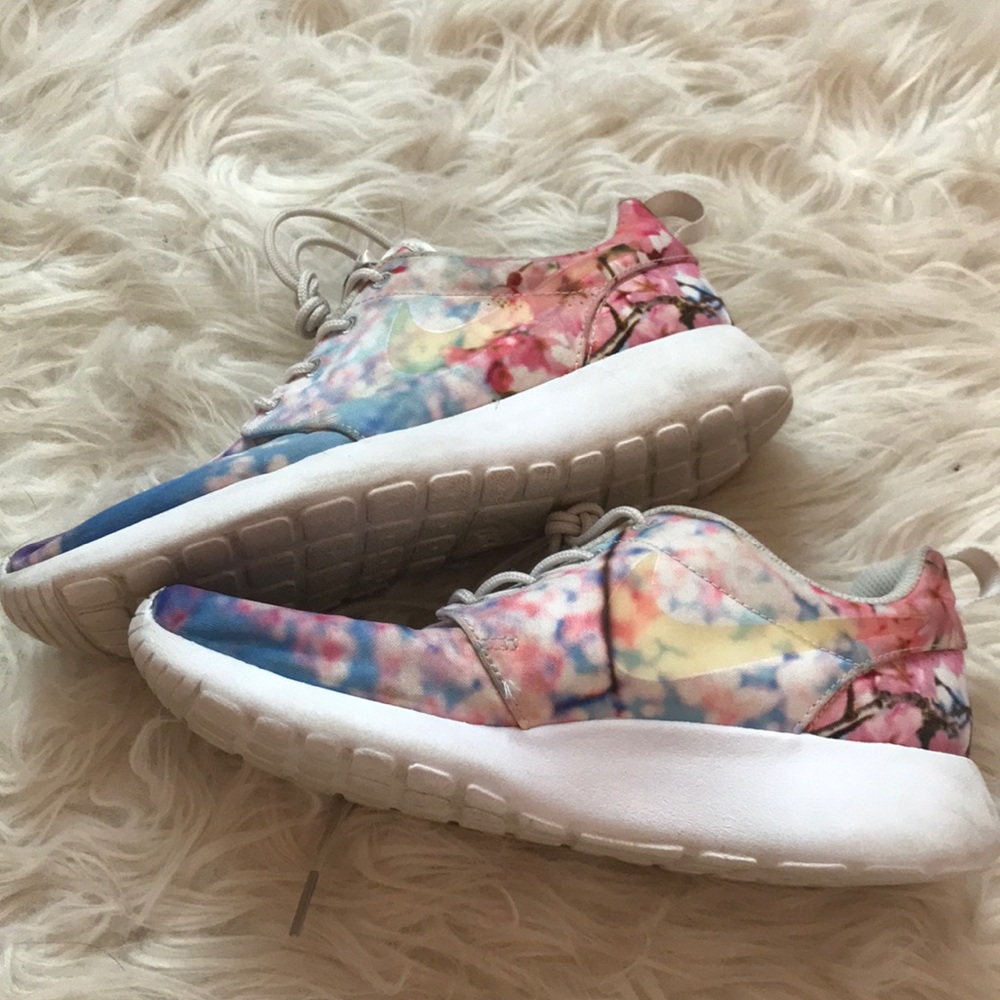 Nike roche cherry blossom printed